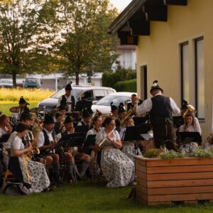 Die große Blaskapelle macht den Rookies Platz im Musikpavillon, 📸 Philippa Jell