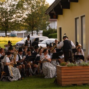 Die große Blaskapelle macht den Rookies Platz im Musikpavillon, 📸 Philippa Jell